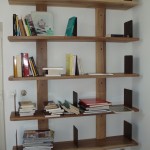 Bibliothèque sur mesure en noyer et acier