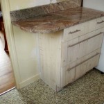 Cuisine sur mesure en épicéa (mélèze) et granit