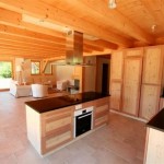 Cuisine sur mesure en épicéa (mélèze) et granit