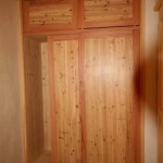 Placards sur mesure en mélèze massif, encastrés dans la cloison