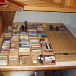 Bibliothèque et rangement en sapin