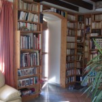 Bibliothèque sapin rempli de livres