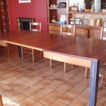 table meriser teinté avec rallonge centrale