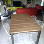 table noyer et pietement en acier bruni. ouverture centrale