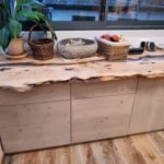 Meuble à tiroirs en frêne et sapin brossé